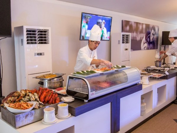 Complimentary food and beverages