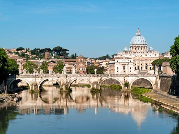 The Tiber river bridge 