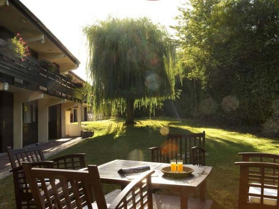 Hotel Pavillon des Gatines outdoor seating area 