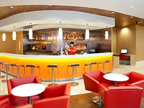 Hotel Ibis Hong Kong Central and Sheung Wan bar area 