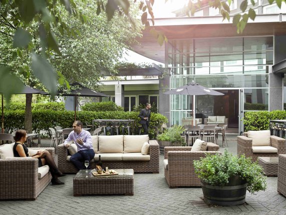 Novotel Auckland Elleslie outdoor seating area 