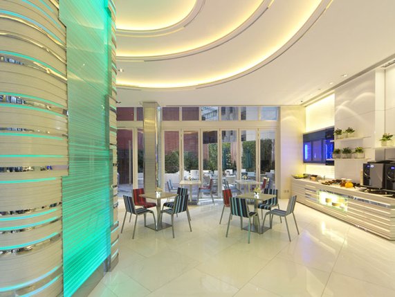 iClub hotel lobby 