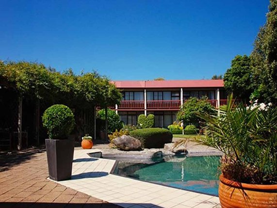 The Angus Inn pool area 