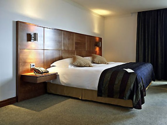 Mercure Cardiff Holland House Hotel and Spa bedroom 