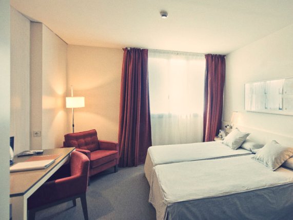 Amister Art Hotel twin room 