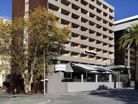 Travelodge perth hotel exterior 